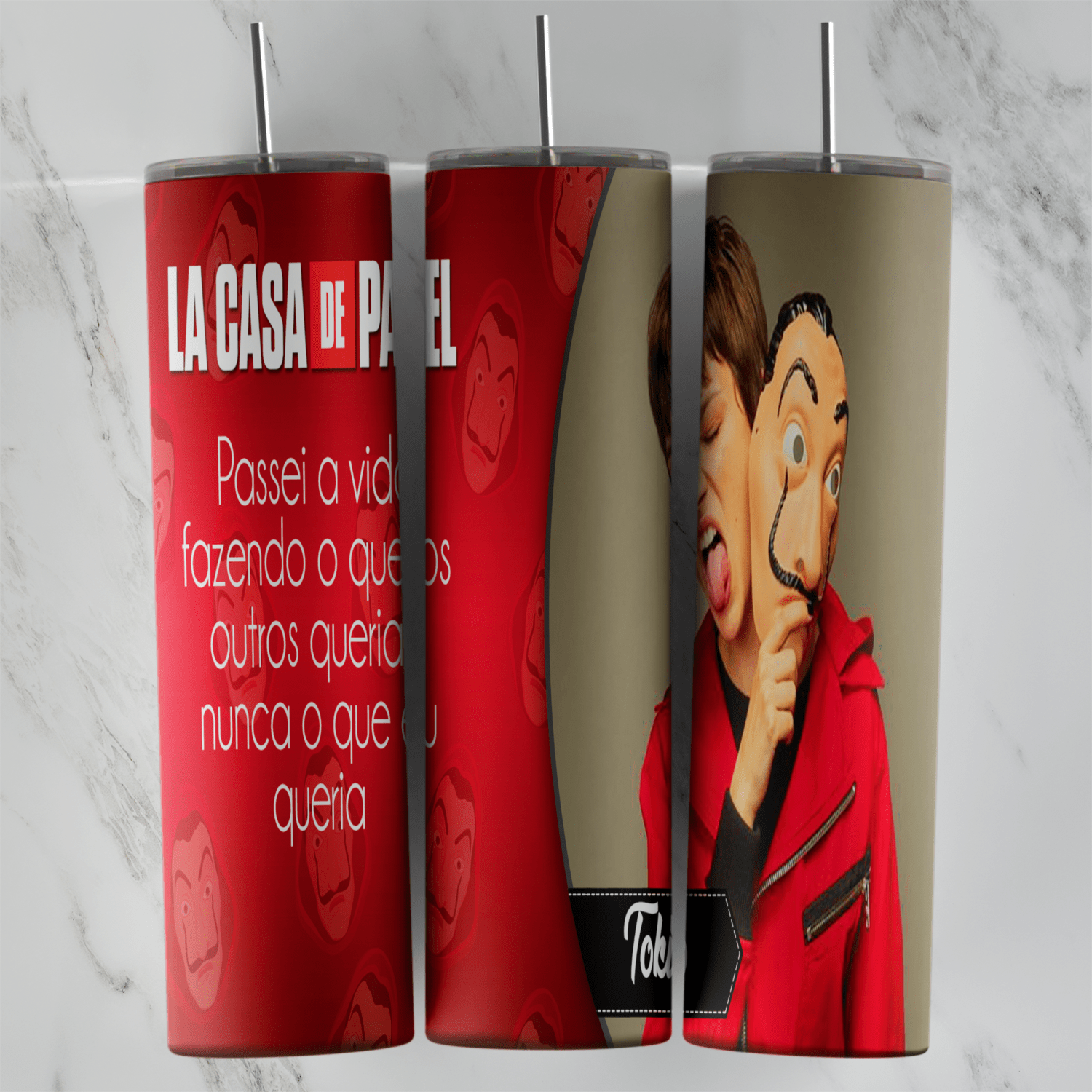 A full 20 oz skinny tumbler wrap on red with La Casa de Papel lettering, a Portuguese quote and Tokyo in her red jumpsuit holding. Sublimation design
